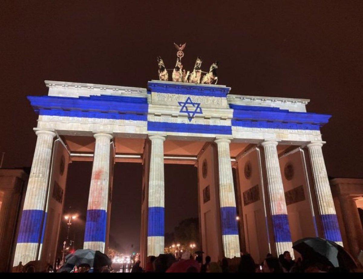 tut mir leid, aber ich finde diese lichterspiele sowas von albern. eitel. und dumm. stattdessen vielleicht lieber dafür sorgen, dass in neukölln nicht junge muslime öffentlich die toten israels feiern - und journalisten angreifen.