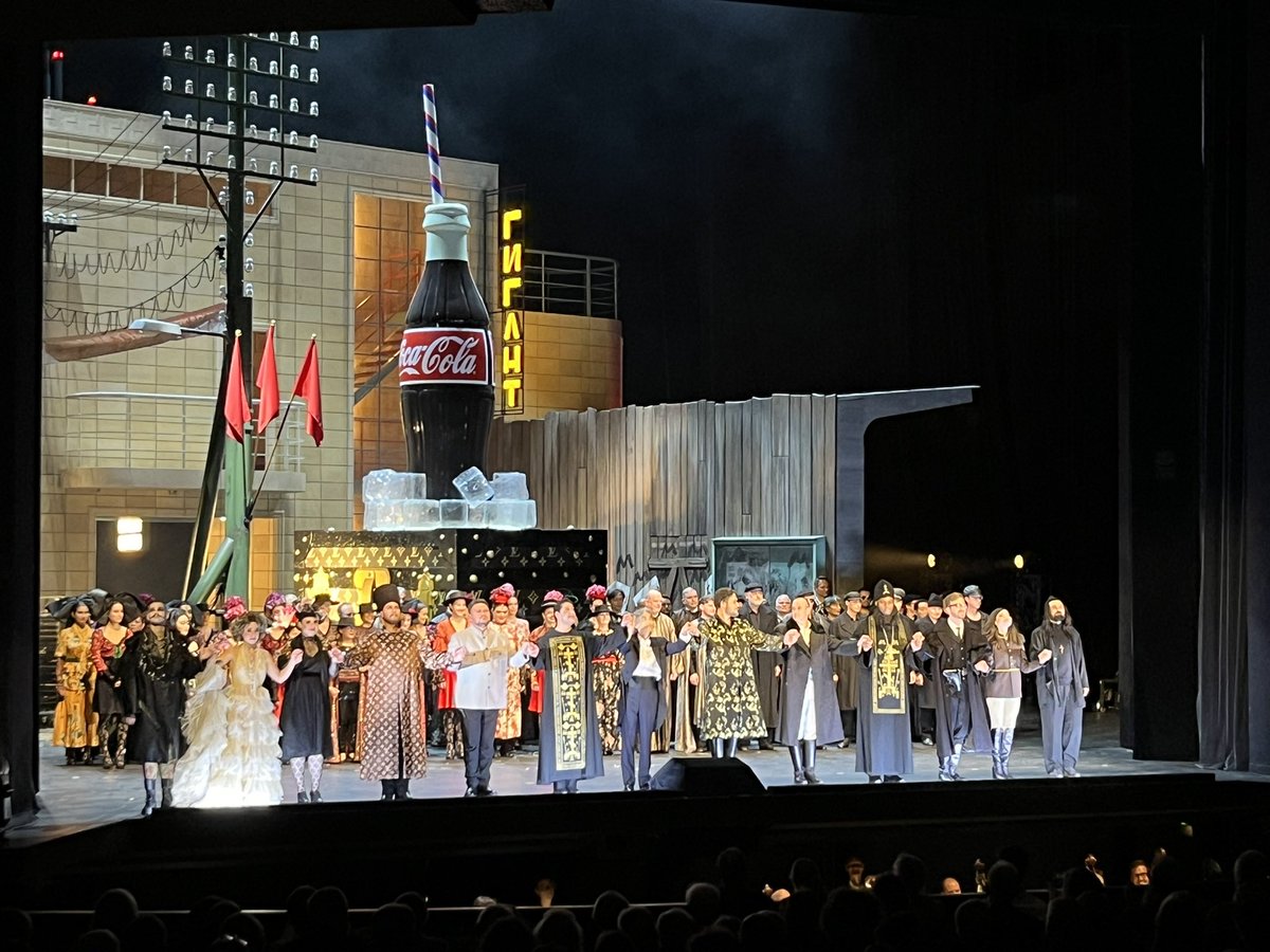 A remarkable tame #BorisGodunov by #FrankCastorf @staatsoperHH. Some of his well-known theatrical devices, and overwhelming sets by #AleksandarDenic, bridging czarist Russia w post-Soviet era. #KentNagano restrained, almost too smooth Mussorgsky 🎶. #AlexanderTsymbalyuk profound.