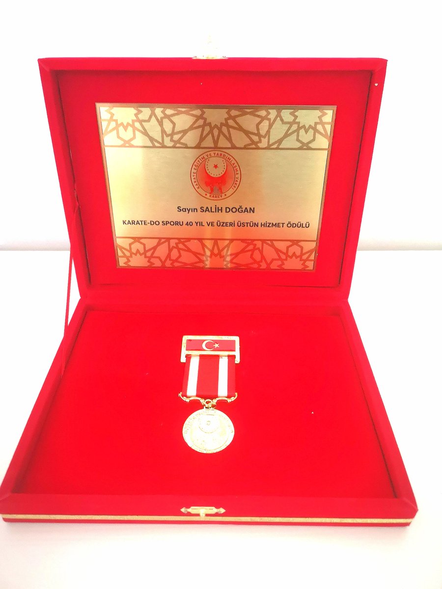 KarateOf's tweet photo. PLAKET İÇİN TÜRKİYE KARATE VAKFINA TEŞEKKÜR EDERİM
 40 Yıl ve üstü karate spor hayatımızı göz önünde bulundurarak Türkiye Karate Vakfı tarafından  plaketimizi Trabzon da takdim eden ve ettiren Karate Vakfı Başkanı Ercument Daşdemir e  ve teslim eden Kazım Alpay a teşekkür ederim. https://t.co/y9aDNZ6cRw