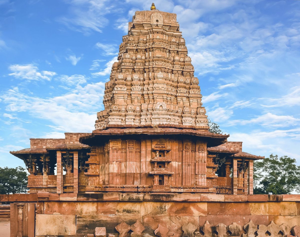 SanySourav's tweet photo. "The brightest star in the galaxy of temples" that's what Marco Polo supposedly called it during his visit to the Kakatiya Empire 
Ramappa Temple of Telengana constructed in 1213CE.
#telengana #telenganatourism #UNESCO #worldheritagesite #ramappatemple https://t.co/hzWpzsowM8