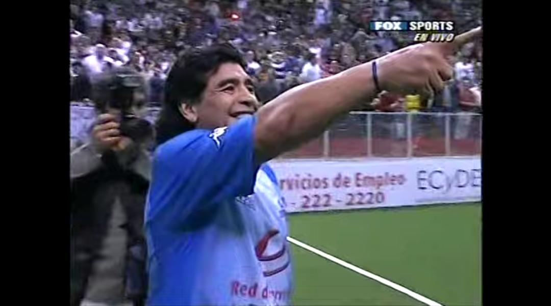 Diego Koon (foto) cuenta la historia de la bandera que hizo emocionar a Maradona en el partido de Showbol en el Ruca Che en Neuquén en 2008. Podés leer esta emotiva historia y otras más de Maradona en Neuquén y Río Negro en el libro <a href="/d10senpatagonia/">D10S EN LA PATAGONIA</a>
