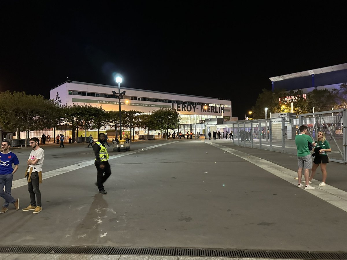 Hey <a href="/leroymerlinfr/">Leroy Merlin</a> , il y a bcp de tes collaborateurs au stade de France  e soir 🤣🤣🍀💚