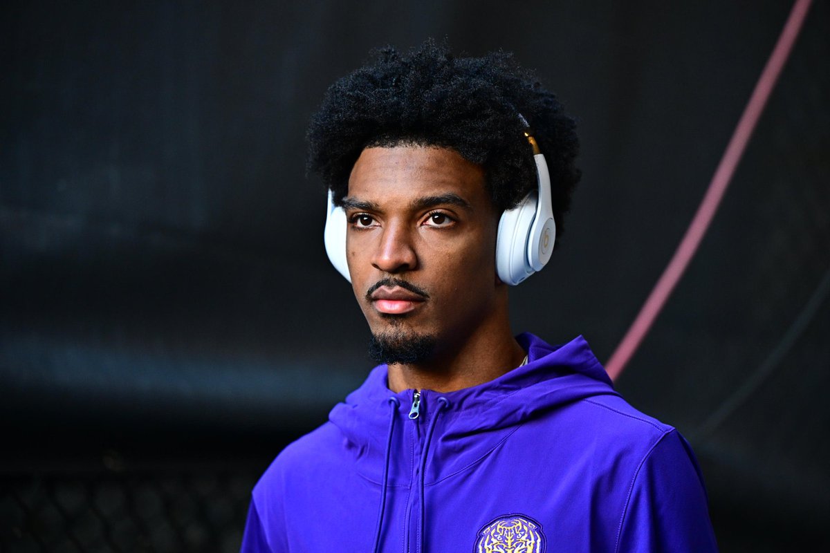 znagy20's tweet photo. Jayden Daniels has been a man on a mission. The Tigers’ QB1 continues his unstoppable play this season as he puts #LSU on his back. 

15/21 passing 
71% completion percentage 
259 yards passing
130 yards rushing
4 total touchdowns

That’s a Heisman candidate if you ask me. https://t.co/K2RVJ1rXAC