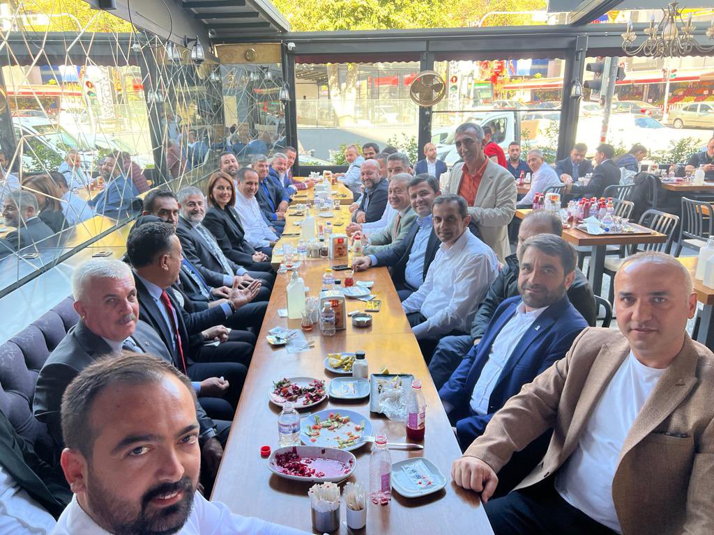 📍#ANKARA
Özkan Tantuni #Balgat şubemizde ziyaretimize gelen Önceki Dönem Hazine ve Maliye Bakanımız ve Mersin Milletvekilimiz Sn. Nureddin Nebati’ye, Mersin Milletvekillerimiz Sn. Ali Kıratlı’ya ve Sn. Havva Sibel Söylemez’e, Mersin İl Başkanımız Sn. Adem Aldemir’e İl Yönetim