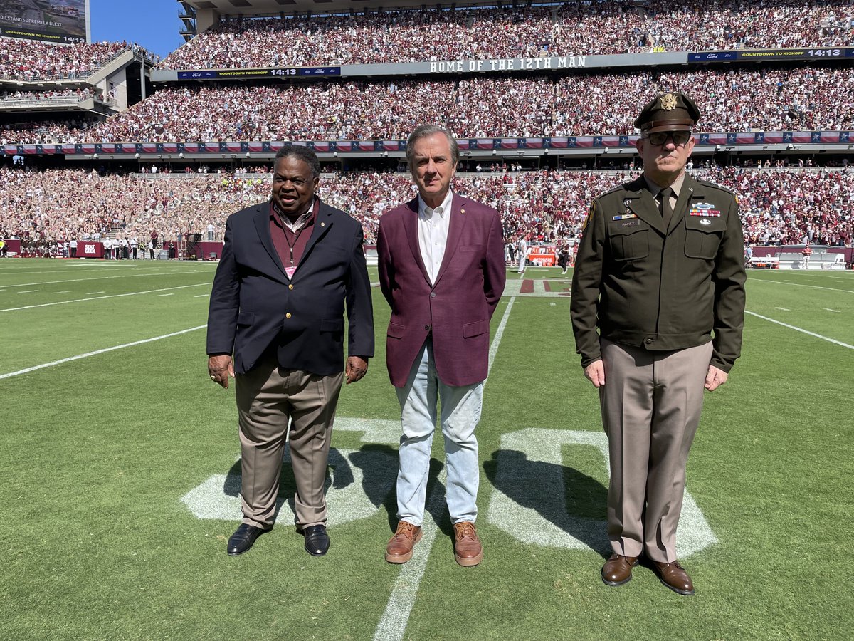 Glad to recognize the @BushCombatDev partnership between @tamusystem and @USArmy at Kyle Field today! Chairman Mahomes and Chancellor Sharp welcomed Gen. James E. Rainey, commanding general of @armyfutures, to @TAMU today.