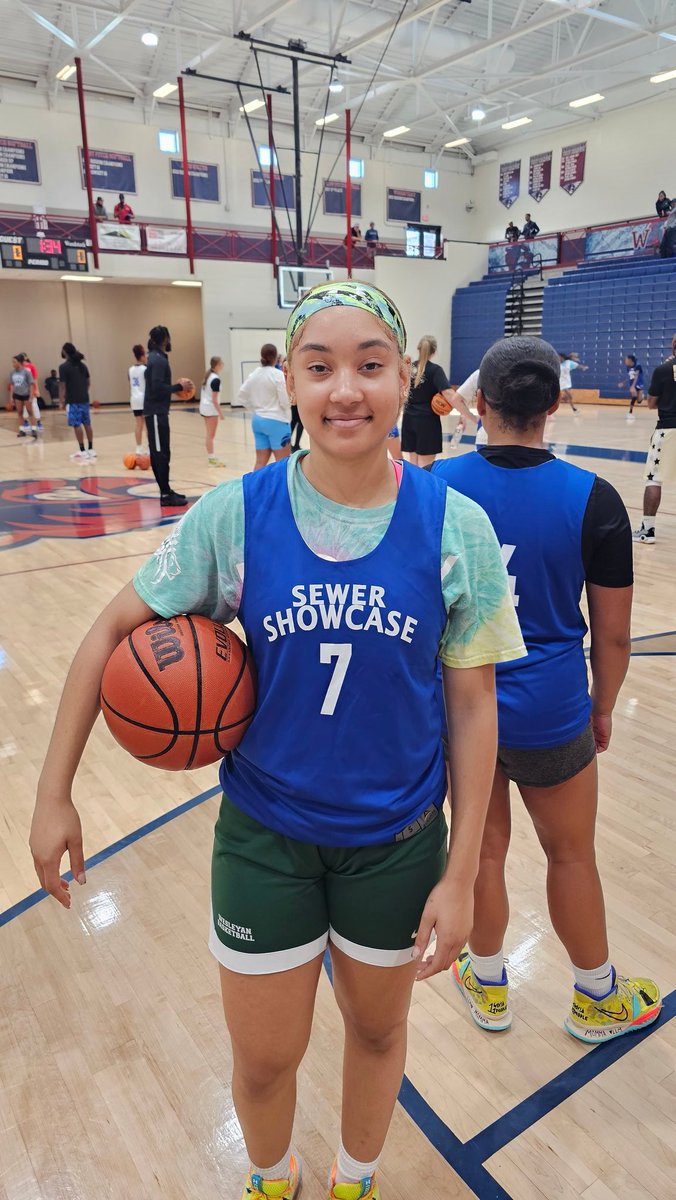 Strong handle by <a href="/Audrey_E3/">Audrey</a>  Has shown great PNR reads during scrimmages.
#sewershowcase