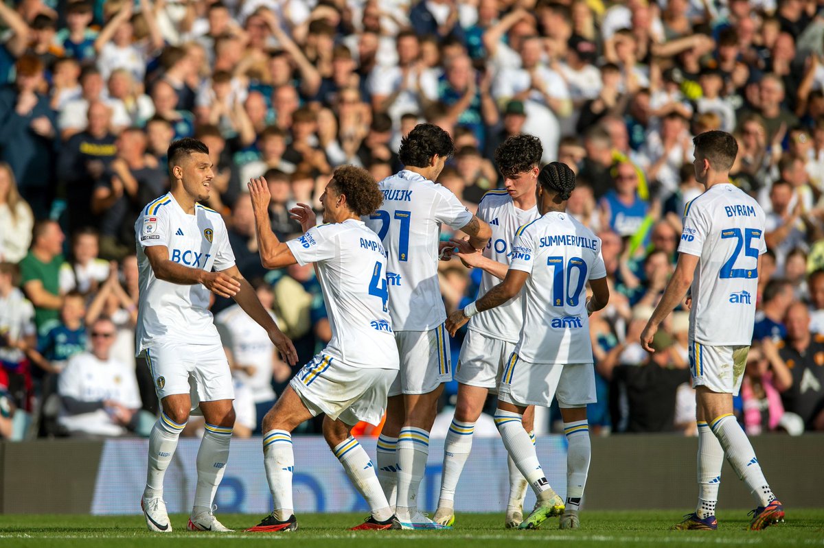 El_Loco_Jo's tweet photo. Not felt so connected to a team since the Bielsa days. This set of lads &amp; Farke really feel like a unit again. They ALL care &amp; they ALL play their hearts out for us. I truly believe we've got something special &amp; by God they'll demolish someone someday. #lufc 
📸 @brucerollinson https://t.co/6VNXjcdQoP