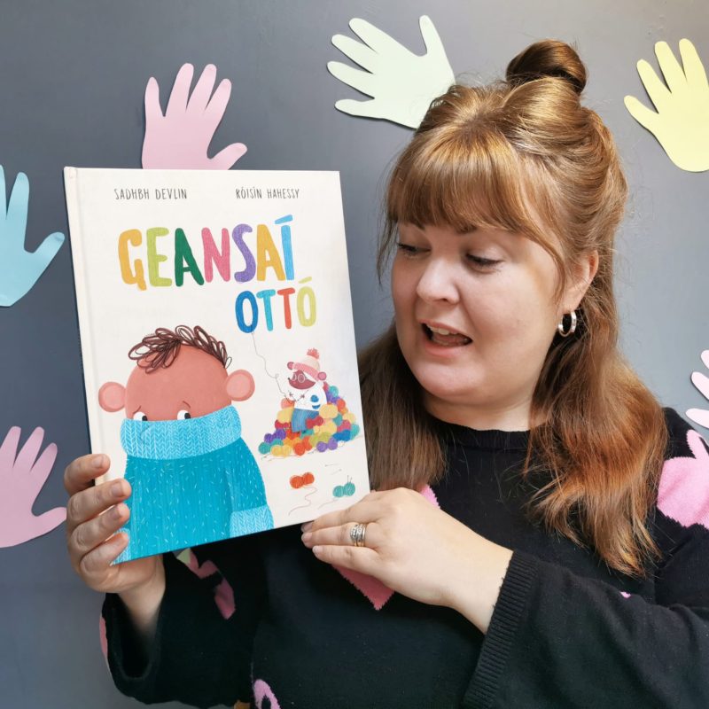 Day 7 of the #DiscoverIrishKidsBooks Challenge: an Irish language book, leabhar Gaeilge. My Pick is Geansaí Ottó by the amazing @sadhbhdevlin and the equally amazing @roisinhahessy, a gorgeous read! @IrishKidsBooks @rurooie @tarsilakruse