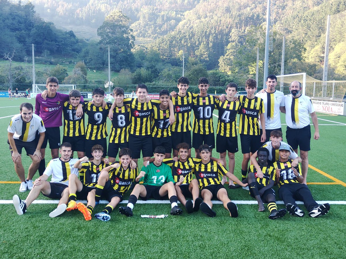 Nuestros cadetes y sus entrenadores, todos de casa, y sin ayuda de nadie, entran en la historia del Amaikak-bat al conseguir el primer triunfo en liga vasca