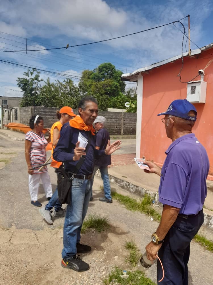 VPGremiosApure's tweet photo. #07Oct Despliegue del #comandopaez #Apure en el Barrio San José, San Fernando, invitando a participar en la #primarias22oct y promoviendo la candidatura de nuestro hermano @freddysuperlano #SiBarinasPudoVzlaPuede @vpgremios @Rafaelvelozg @carlocardozo @Alconde @Vpa_Apure https://t.co/rOpSV9rw62