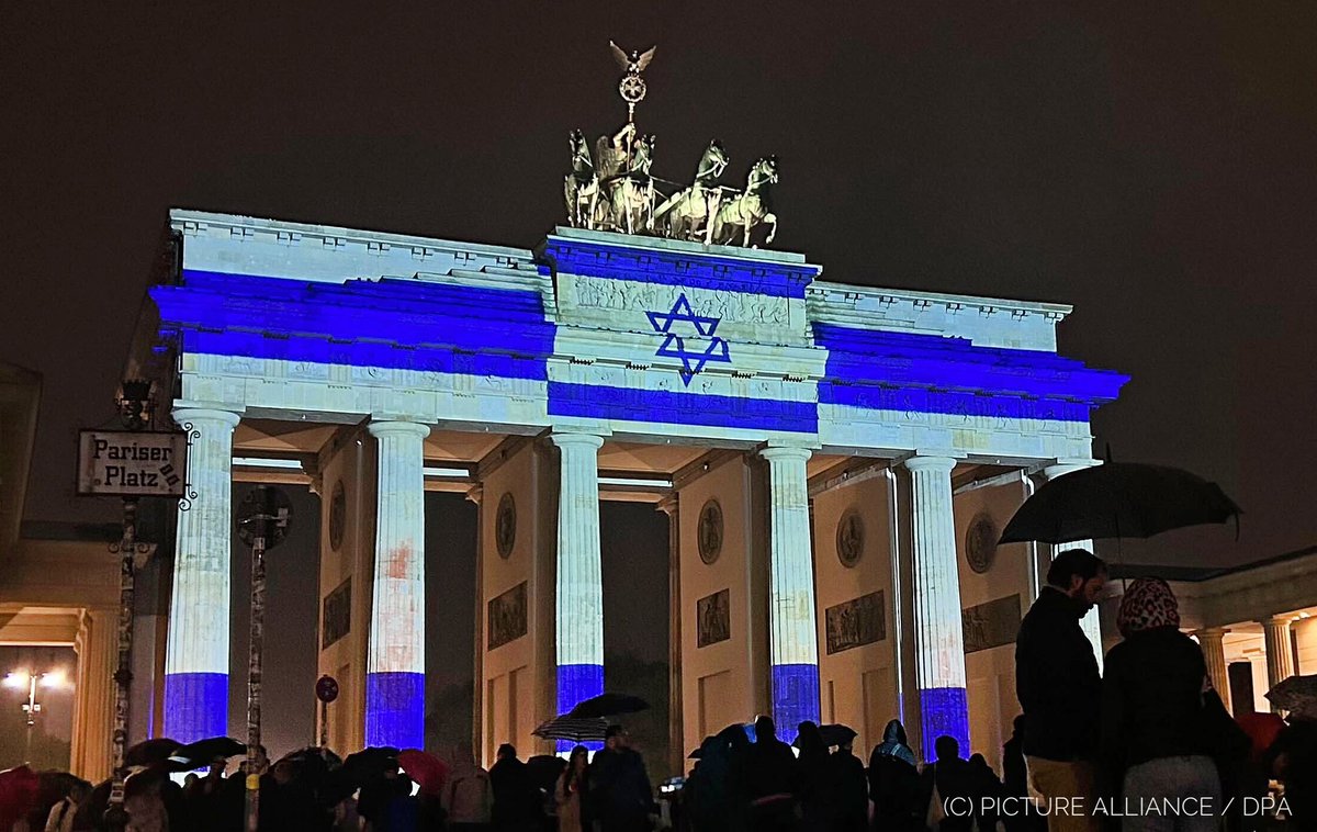 SFischer_EU's tweet photo. Berlin’s Brandenburg Gate tonight. Germany Stands in #SolidarityWithIsrael. https://t.co/0xjjf6Z9ha