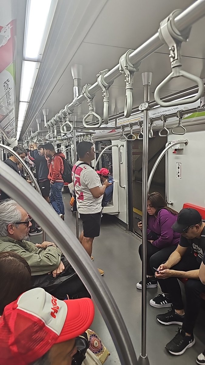 Lxshitox's tweet photo. Lo que faltaba @metrodesantiago con falla eléctrica en línea 2 #cagaodecalor #tengopurohambre #tengomashambrequeganasdevivir https://t.co/4n6wF6ulRP