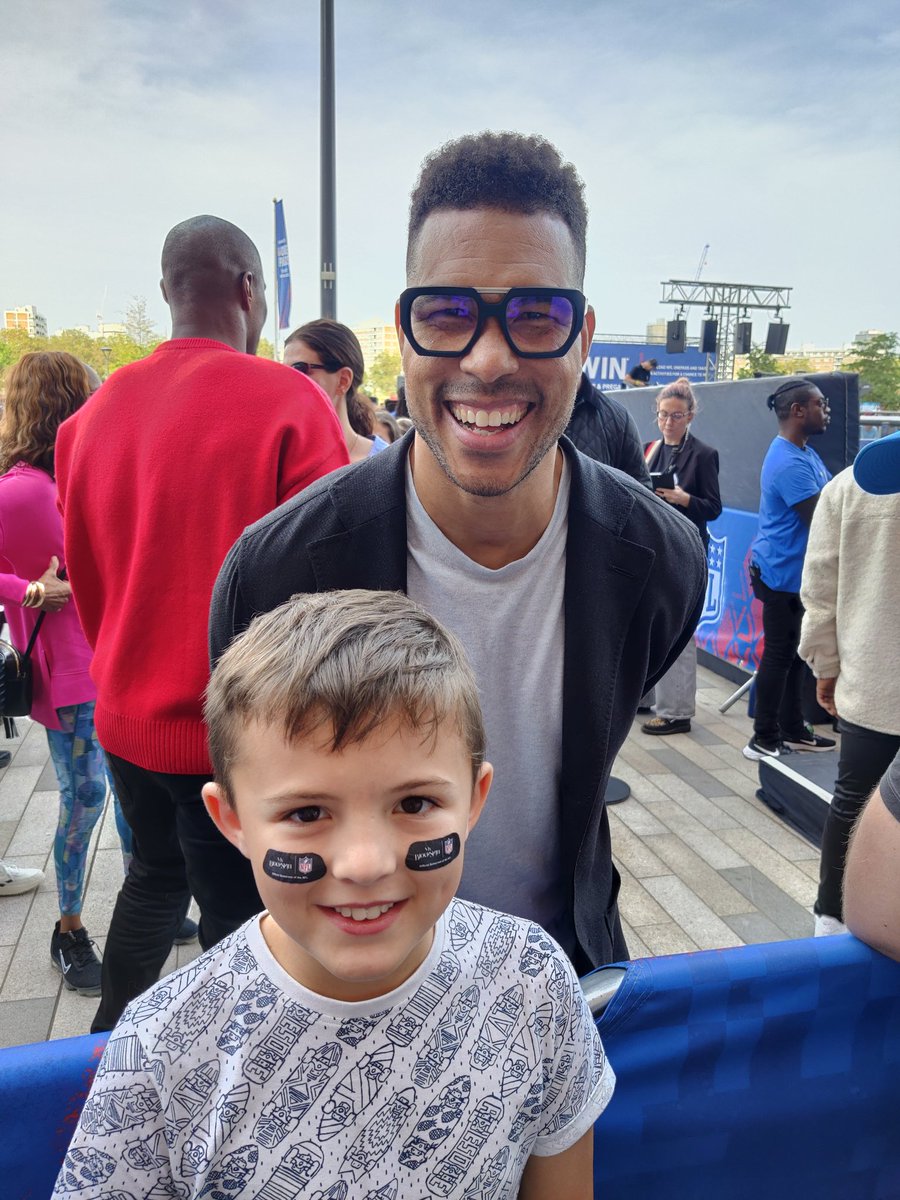 danreedman's tweet photo. @NFLUK @NFLFLAG @BatterseaPwrStn @DavidOD77 
Fantastic day in London today, thanks to @JasonBell33 for making mine and my son's day extra special! https://t.co/qSxR27GoLD