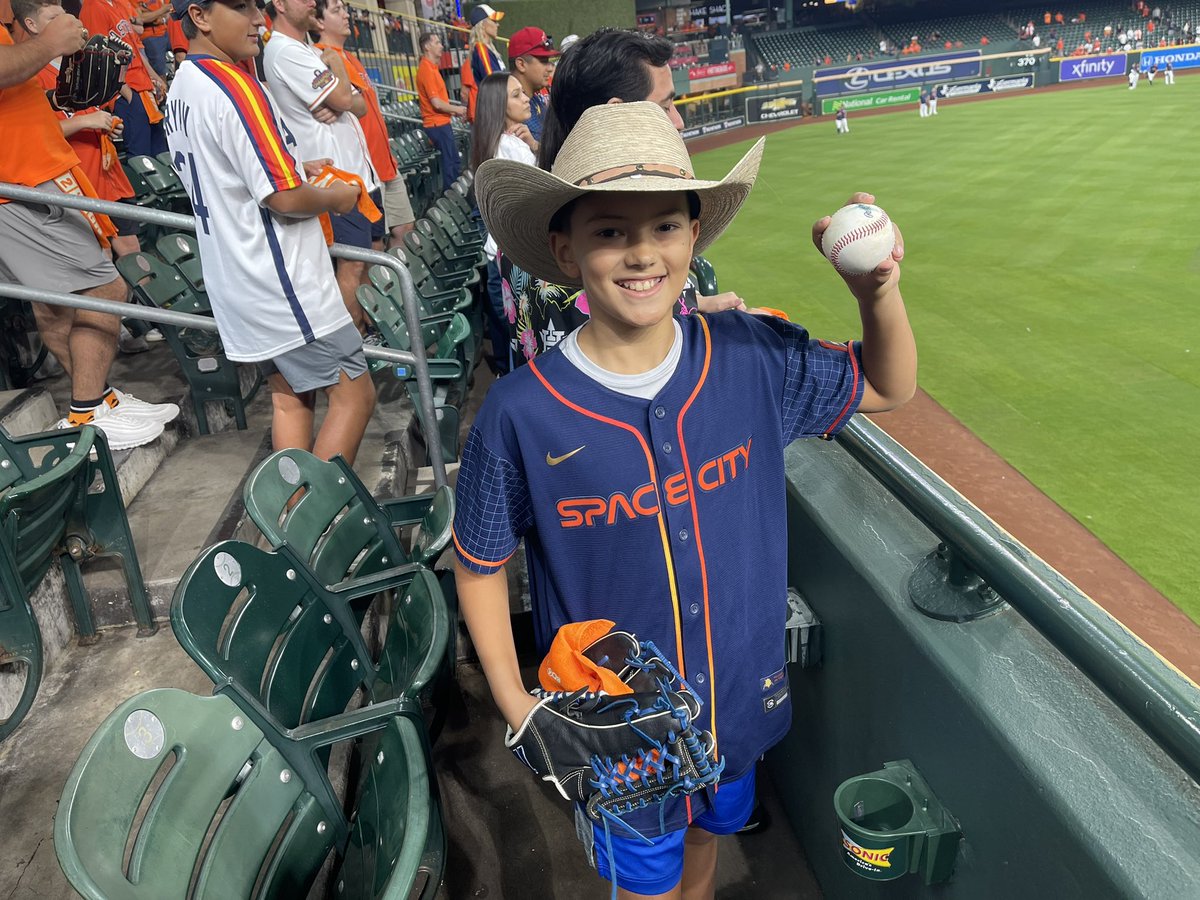 Caught a batting practice HR from Jon Singleton! Good start to the day!  Glad he’s back! Geaux Astros! #ALDS <a href="/iLLJAY_SiNG/">Jonathan Singleton</a>