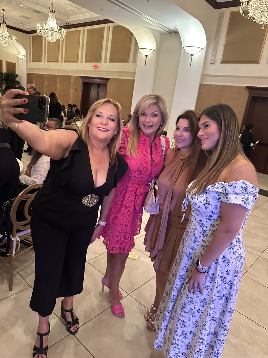 MOBILEMIKE_'s tweet image. #MobileMike #HappyBirthday Bina #ItsAParty #ThanksForAllYouDoForTheCommunity #AlwaysAGoodTimeHere #EnjoyYourMagicDay