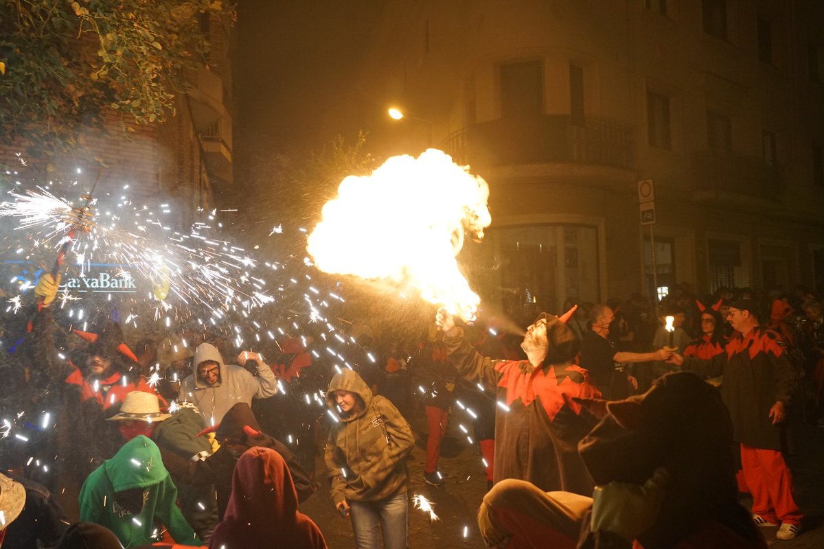 Un any més, espectacular el correfoc de Sarrià amb els <a href="/diablessarria/">Diablesses i Diables</a>