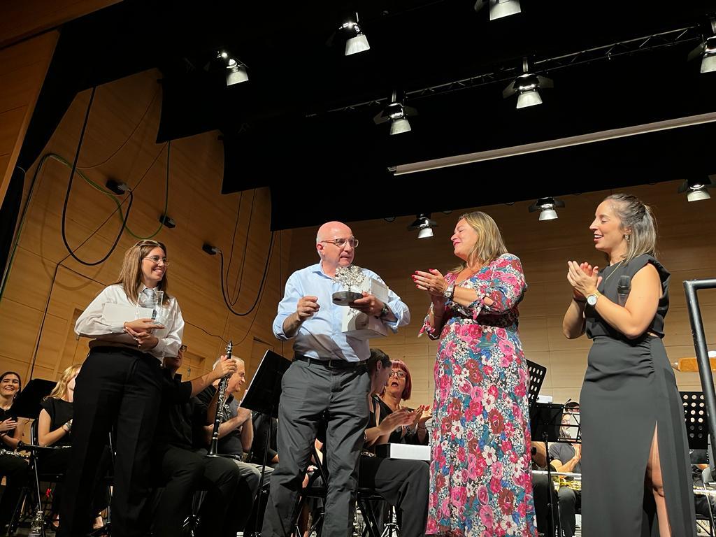 Tomares_es's tweet photo. 🎶 El Ayuntamiento ha inaugurado esta noche su temporada de música clásica. Lo ha hecho a lo grande, con el prestigioso y consolidado Certamen de Banda “#CiudaddeTomares”.

➡️ Los amantes de la música han podido disfrutar de la @BSMTomares y @BandaDeAzuaga.

#TomaresEsMúsica https://t.co/pCwAbAmaPi