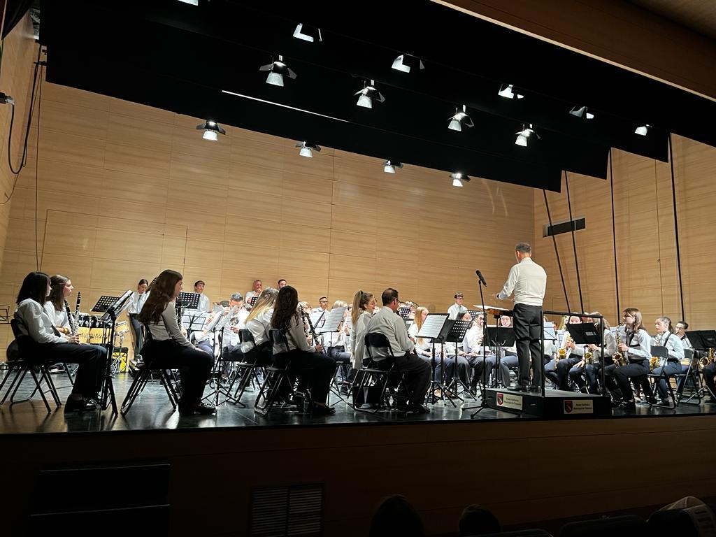 Tomares_es's tweet photo. 🎶 El Ayuntamiento ha inaugurado esta noche su temporada de música clásica. Lo ha hecho a lo grande, con el prestigioso y consolidado Certamen de Banda “#CiudaddeTomares”.

➡️ Los amantes de la música han podido disfrutar de la @BSMTomares y @BandaDeAzuaga.

#TomaresEsMúsica https://t.co/pCwAbAmaPi