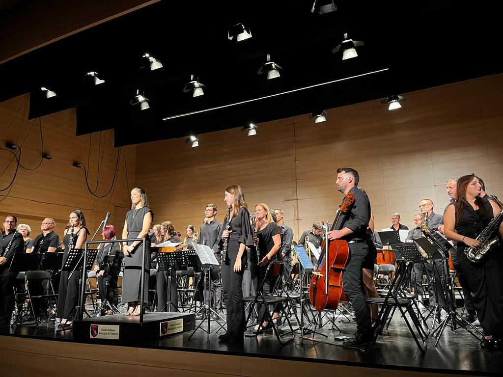 Tomares_es's tweet photo. 🎶 El Ayuntamiento ha inaugurado esta noche su temporada de música clásica. Lo ha hecho a lo grande, con el prestigioso y consolidado Certamen de Banda “#CiudaddeTomares”.

➡️ Los amantes de la música han podido disfrutar de la @BSMTomares y @BandaDeAzuaga.

#TomaresEsMúsica https://t.co/pCwAbAmaPi