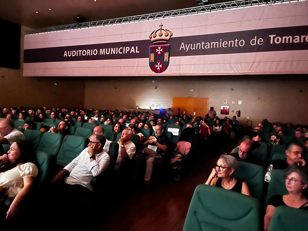 Tomares_es's tweet photo. 🎶 El Ayuntamiento ha inaugurado esta noche su temporada de música clásica. Lo ha hecho a lo grande, con el prestigioso y consolidado Certamen de Banda “#CiudaddeTomares”.

➡️ Los amantes de la música han podido disfrutar de la @BSMTomares y @BandaDeAzuaga.

#TomaresEsMúsica https://t.co/pCwAbAmaPi