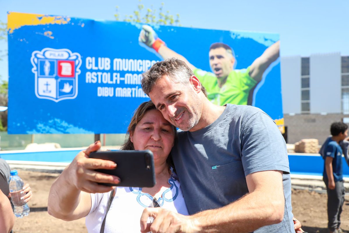 FedericoAchaval's tweet image. El Club Municipal Villa Astolfi - Manzone llevará el nombre de Dibu Martínez, un deportista que nos llevó a lo más alto y que es la inspiración de miles de chicos en todo #Pilar 🧤🇦🇷

Hoy nos encontramos con familias de las dos localidades para recorrer este espacio que pensamos…