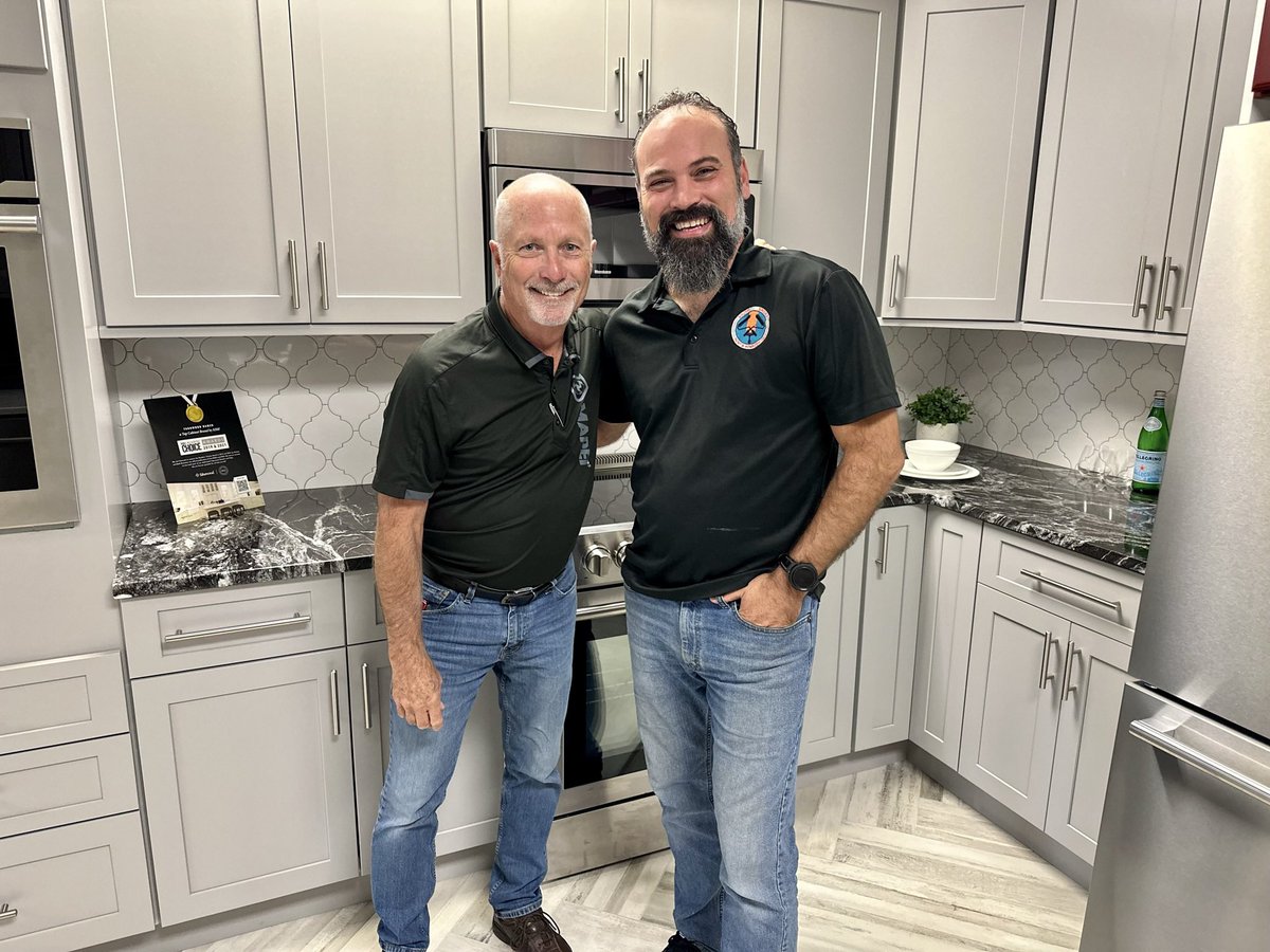 It’s great seeing our reps! 

Steve from Daltile stopped by, and we couldn’t let him leave without a photo in our #daltile inspired kitchen. 

🔗southbroadkitchenbath.com
#southbroadkitchenbath #wallingfordct #connecticut #ctdesigncenter #tile #backsplash #tiledesign #flooring