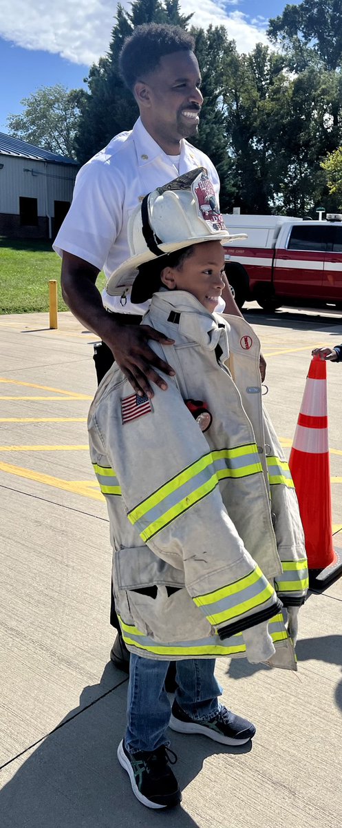 dcfireems's tweet photo. We kicked #FirePreventionWeek off right! Thanks to our combined teams—Fire Prevention, Community Relations, Operations &amp; Training Academy for making this event possible for nearly 20 of our city’s future #dcsbravest from @JackandJillInc. It was a great success. https://t.co/iP9RDNOuPn