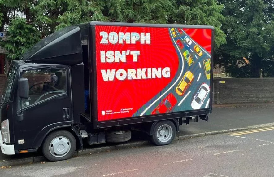 Tory anti-20mph van criticised for blocking Welsh pavement tinyurl.com/2nampka3