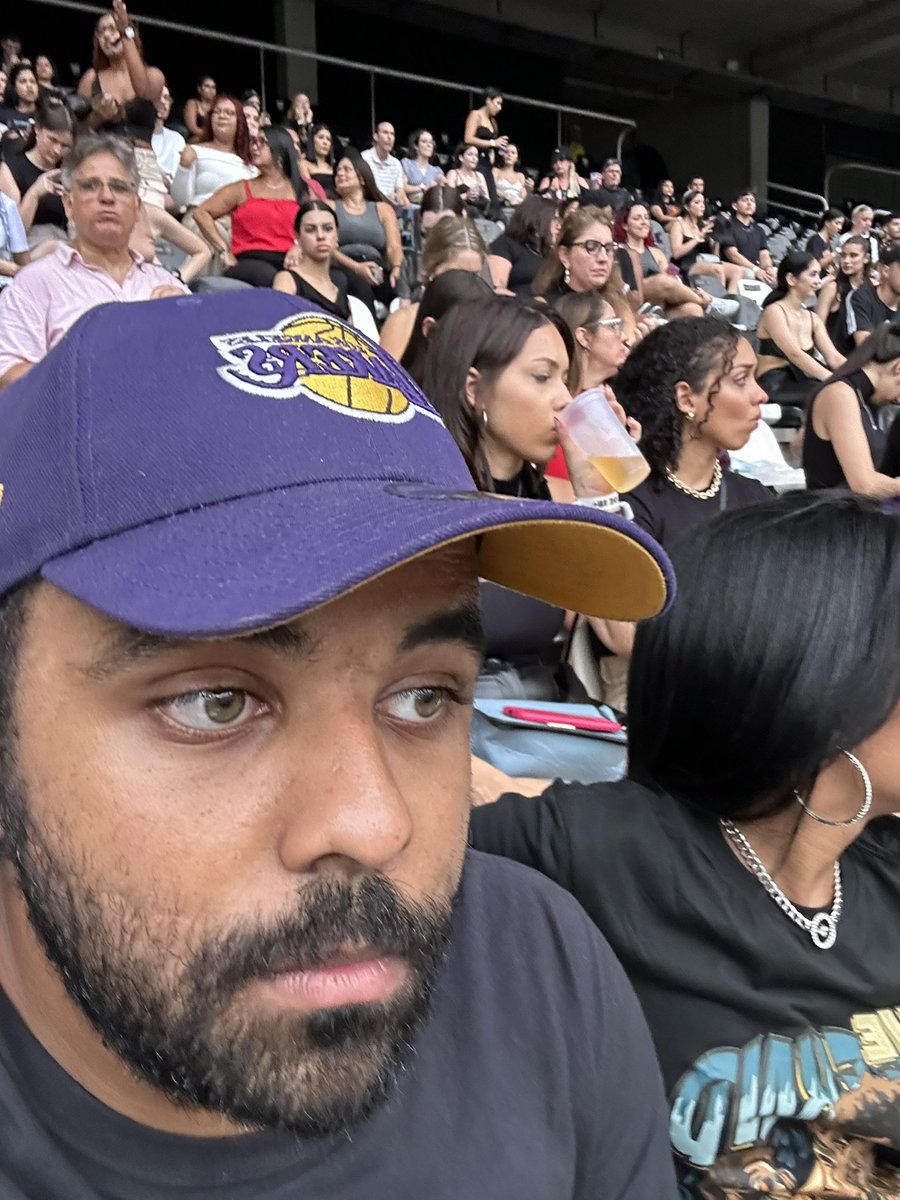 quero_sossego's tweet photo. cheguei pra ver o jogo do botafogo e do nada tá cheio de gente nessa porra cantando e dançando que merda vtnc joguei meu dinheiro no lixo cadê meu botafogo https://t.co/e6UkFE5ZRO