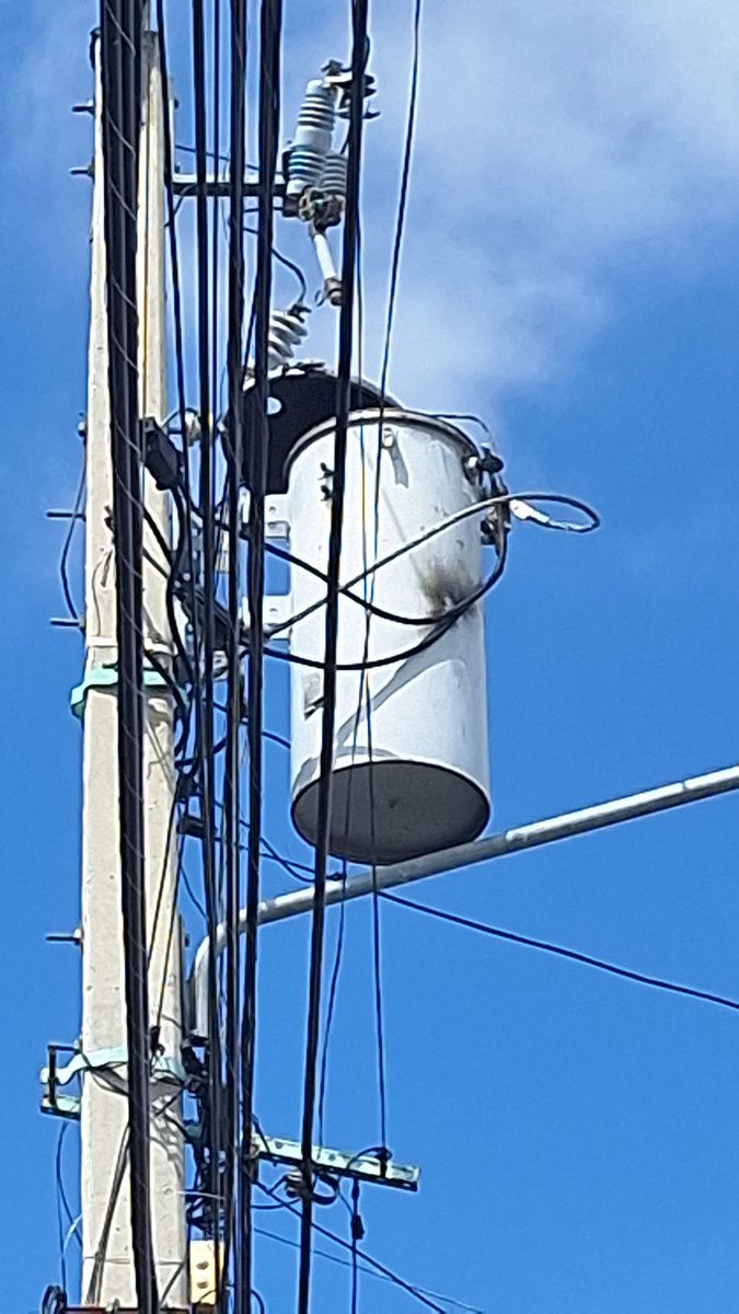 frandycabrera's tweet photo. El circuito tiene energía, pero hay como una cuadra que estamos conectados al transformador que no tenemos servicio, ya vamos para 48 horas, los técnicos me hn dicho que no hay transformadores @MiltonMorrison @EdesurRD https://t.co/4fKMxrN6hd