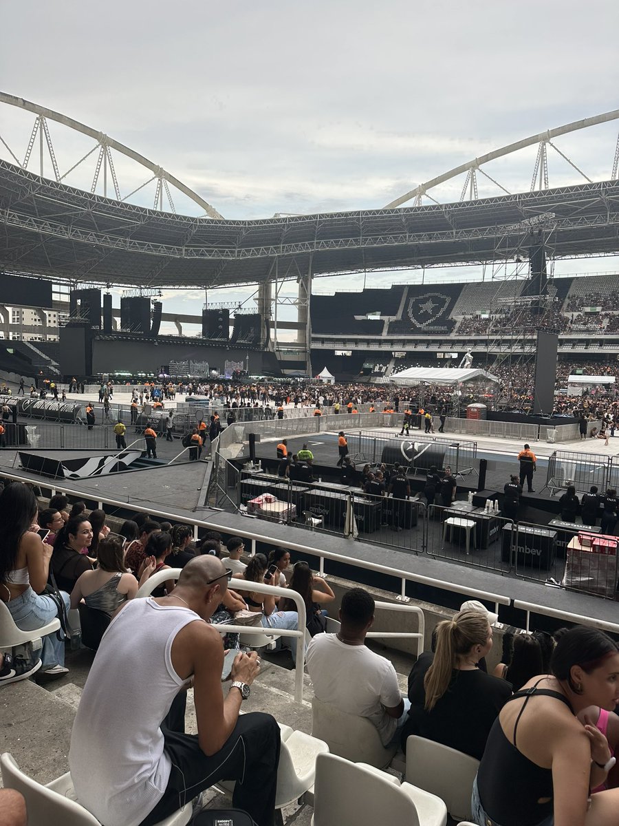 quero_sossego's tweet photo. cheguei pra ver o jogo do botafogo e do nada tá cheio de gente nessa porra cantando e dançando que merda vtnc joguei meu dinheiro no lixo cadê meu botafogo https://t.co/e6UkFE5ZRO