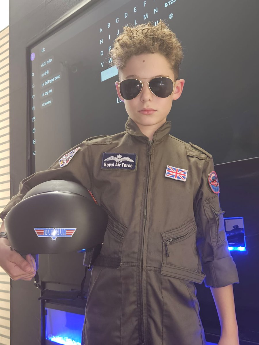 ParaAndy90's tweet image. My boy, future fighter pilot 😍🛩
#topgun
#fighterpilot