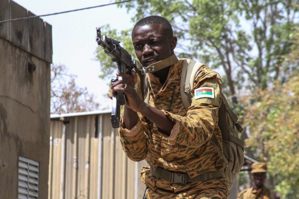 SahelAfrique's tweet photo. #Burkina🇧🇫 : Les Forces armées ont détruit avec succès des bases terroristes dans les régions du Nord et du Centre-Est. Grâce à leur courage et à leur détermination, nous sommes un pas plus près de l'éradication totale de la terreur✊🏾. #Paix #Sécurité #BurkinaFaso 🇧🇫#Lalgaye https://t.co/6FhF39EWtV