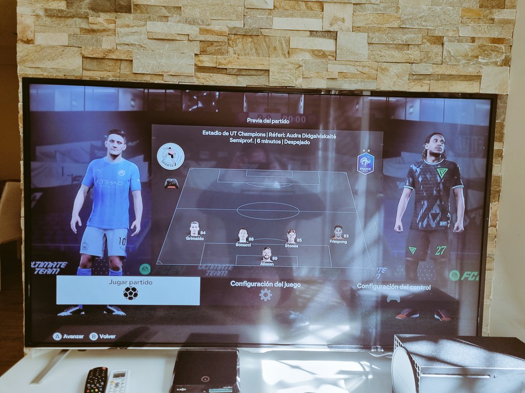 Gabrielkohn3's tweet photo. @JuniorSintress mira este bug. Arranca squad battles solo con 4 defensas y el golero!!! https://t.co/9PBxqlCRpN