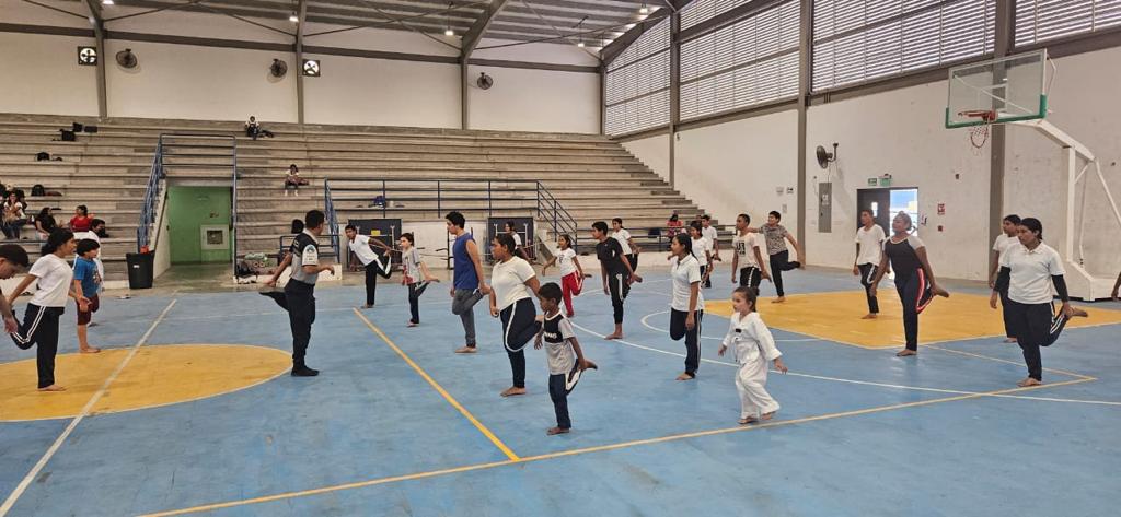 policiadepanama's tweet photo. Jóvenes pertenecientes al programa #JOCODE reciben clases de karate en el Colegio Harmodio Arias Madrid, en el Distrito de Chame, con el fin de fortalecer sus habilidades, destrezas y la disciplina. #SíAlDeporte https://t.co/Twir8JKPrF