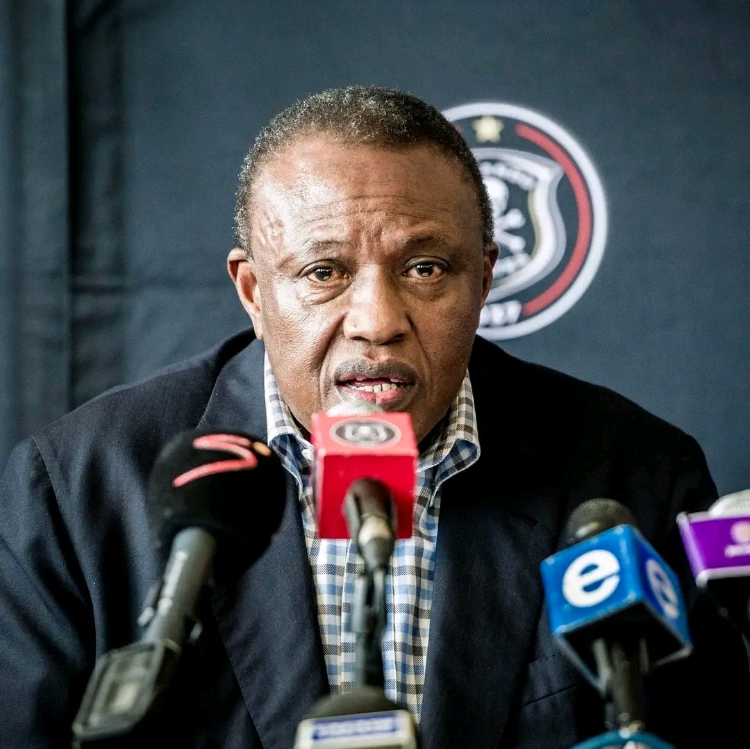 joy_zelda's tweet photo. His name is Irvin Khoza His a Living Legend Retweet if you agree He's a Legend 👏
#OrlandoPirates Rhulani
Mamelodi Sundowns #MTN8FINAL https://t.co/8bW0xzsofO