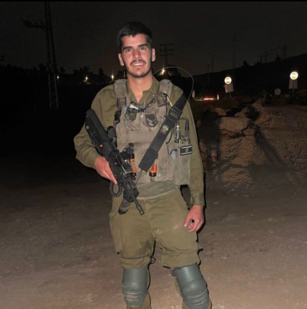 yishai_elmakyes's tweet photo. 15 מחבלים ארורים ניסו להרוג היום את אחי הקטן, ולא יכלו לו. 
אחי הקטן, זיו, שרק אתמול נולד, והיום הוא כבר קשר מ"פ בגולני ומגן על מדינת ישראל בגבורה עילאית.  

אחרי שעות של דאגה, הוא הצליח ליצור איתנו קשר, הרגיע וסיפר שהפלאפון הלך בג'יפ שהתפוצץ בחילופי האש.

מהיום הוא אחי הגדול ❤️ https://t.co/RB7PhCg23E