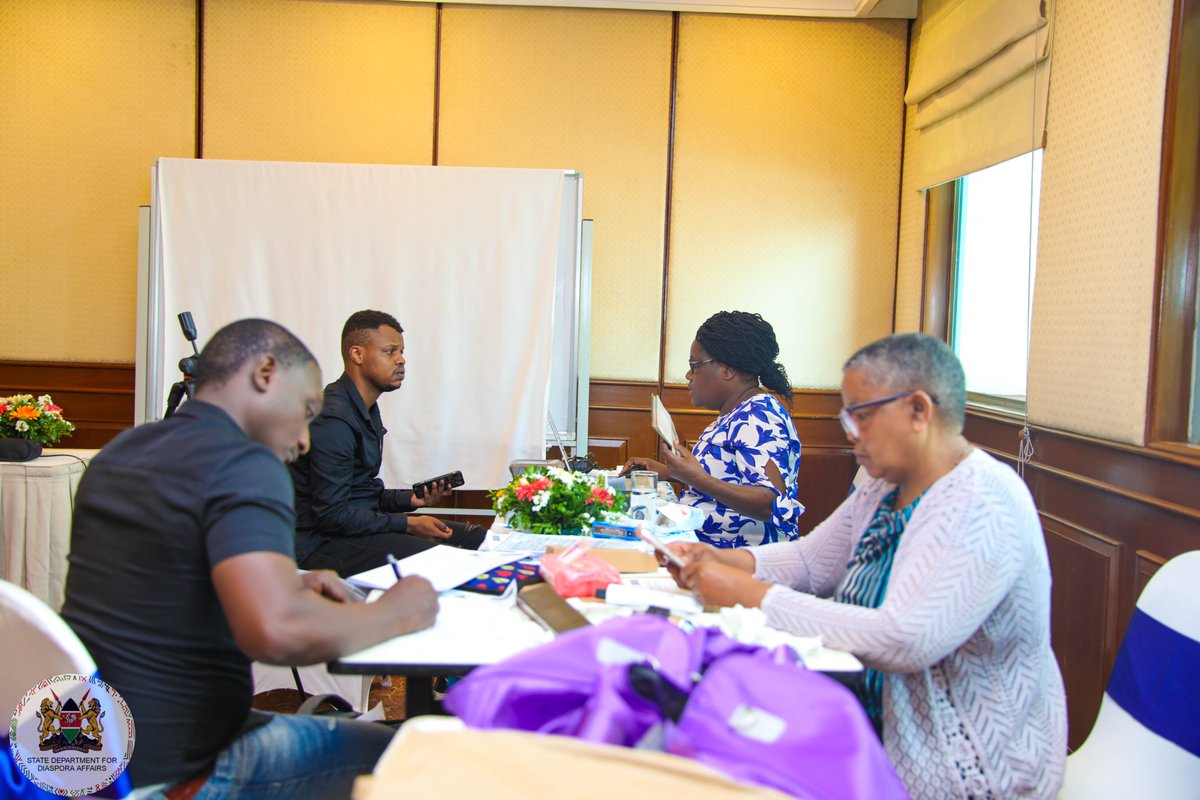 Diaspora_KE's tweet photo. 𝗠𝗢𝗕𝗜𝗟𝗘 𝗖𝗢𝗡𝗦𝗨𝗟𝗔𝗥 𝗦𝗘𝗥𝗩𝗜𝗖𝗘𝗦 (𝗠𝗖𝗦) 𝗘𝗫𝗘𝗥𝗖𝗜𝗦𝗘 𝗜𝗡 𝗩𝗜𝗘𝗧𝗡𝗔𝗠🇰🇪|🇻🇳

Kenyans receiving consular services in Hanoi, Vietnam. 

#MCSVietnam #MCSAsia @DiasporaFirst https://t.co/siNOvazzaI