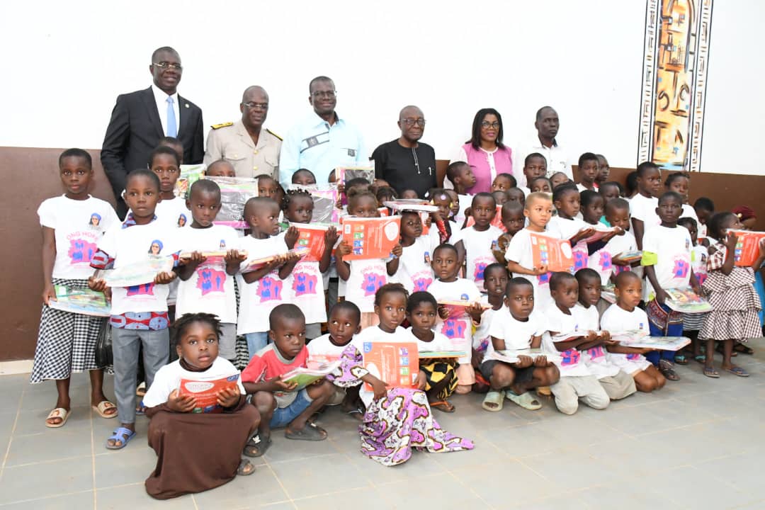 YasminaCoulbaly's tweet photo. Ce jour, dans la région du Hambol, le Conseil municipal avec à sa tête le Maire Thomas Camara et les autorités locales, ont procédé à une distribution de kits scolaires aux élèves issus des établissements publics.
#CollectivitesTerritoriales
#Social
#Hambol
#Éducation https://t.co/ciS6ePDYGe