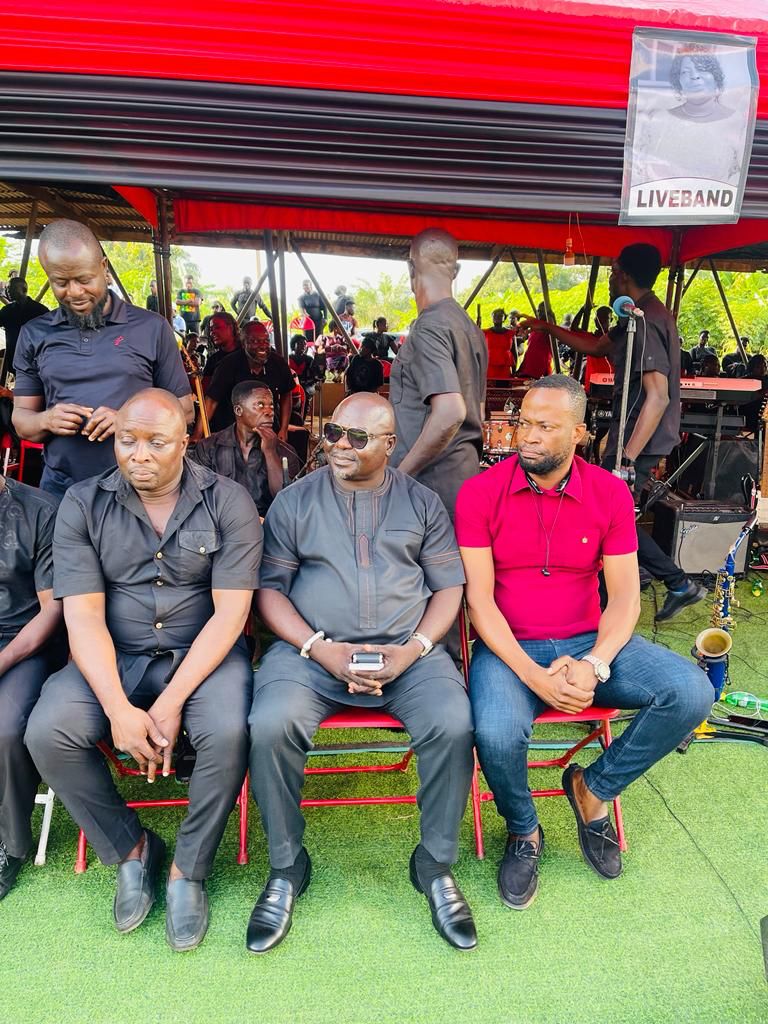 Paid respects to late Nana Yaw Prince Danso in Ofoase Ayirebi and supported Josephine Nana Korang in Suhum during funeral rites. Joined by dedicated regional executives. Committed to unity and solidarity in our region. 🇬🇭 #Ghana #NDC #EastRegion
Fohad Agbenyadzi
E/R Dept. Youth.