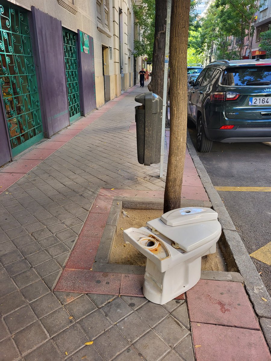LuisPCapitan's tweet photo. Una interesante metáfora de la concepción de algunos de nuestros ciudadanos de la calle como lugar comun https://t.co/EYTbrWUsTv