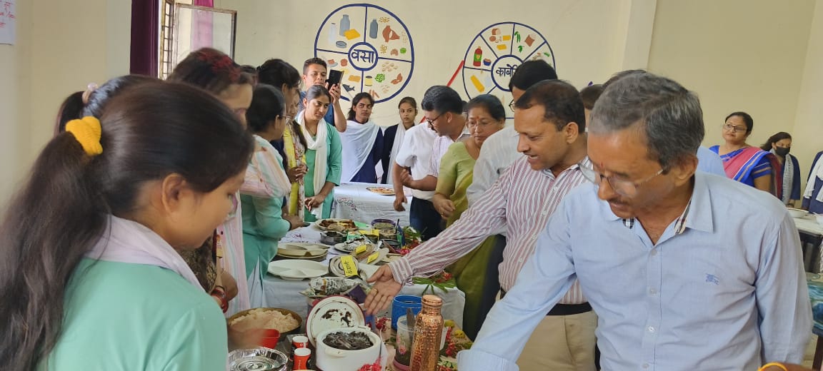 GpgcKotdwar's tweet photo. Health benefits of Millets highlighted in delicacies of Uttarakhand at #GarhBhojDiwas2023 by  #DepartmentOfHomeScience
#InternationalYearOfMillets
#SkillDevelopment
#ExperientialLearning
#DrPDBHimalayanGovtPGCollegeKotdwar https://t.co/p5GVMGrbTK