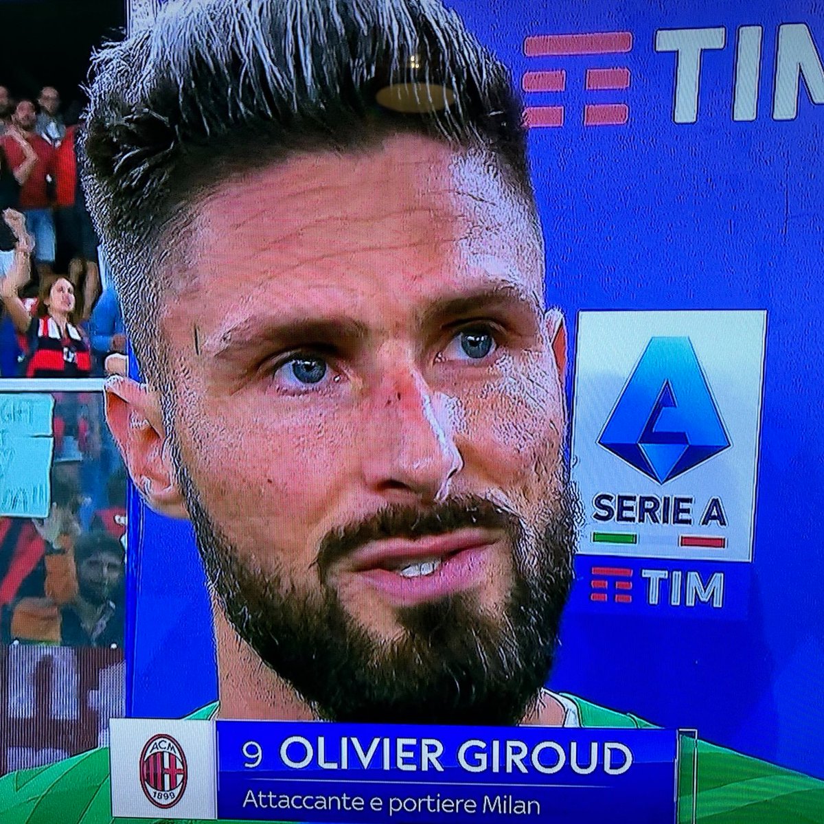 Sky Italia : "Olivier Giroud, attaquant et gardien de Milan". 😭