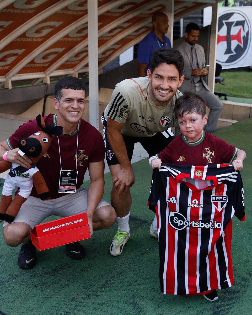 SaoPauloFC's tweet photo. ❤️ Em São Januário, o pequeno Gui recebeu das mãos de Pato a camisa do São Paulo!

Ele é portador de uma doença genética rara, a epidermólise bolhosa, e segue dando exemplo de superação.

🤝 @VascodaGama 

📸 Rubens Chiri / saopaulofc https://t.co/MSB8TMEhMP
