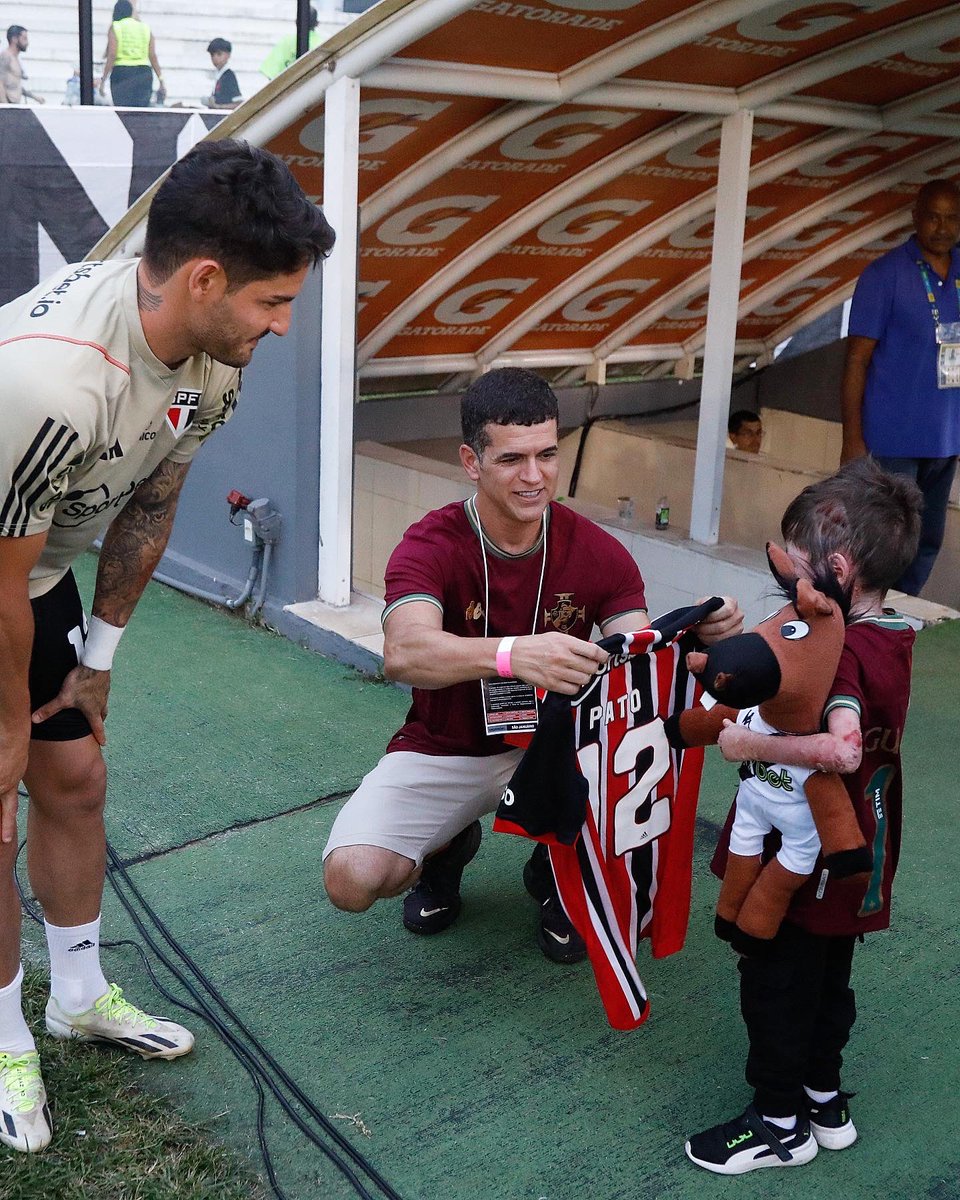 SaoPauloFC's tweet photo. ❤️ Em São Januário, o pequeno Gui recebeu das mãos de Pato a camisa do São Paulo!

Ele é portador de uma doença genética rara, a epidermólise bolhosa, e segue dando exemplo de superação.

🤝 @VascodaGama 

📸 Rubens Chiri / saopaulofc https://t.co/MSB8TMEhMP