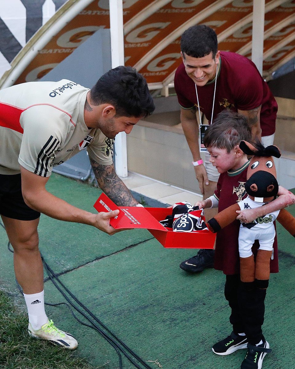 SaoPauloFC's tweet photo. ❤️ Em São Januário, o pequeno Gui recebeu das mãos de Pato a camisa do São Paulo!

Ele é portador de uma doença genética rara, a epidermólise bolhosa, e segue dando exemplo de superação.

🤝 @VascodaGama 

📸 Rubens Chiri / saopaulofc https://t.co/MSB8TMEhMP