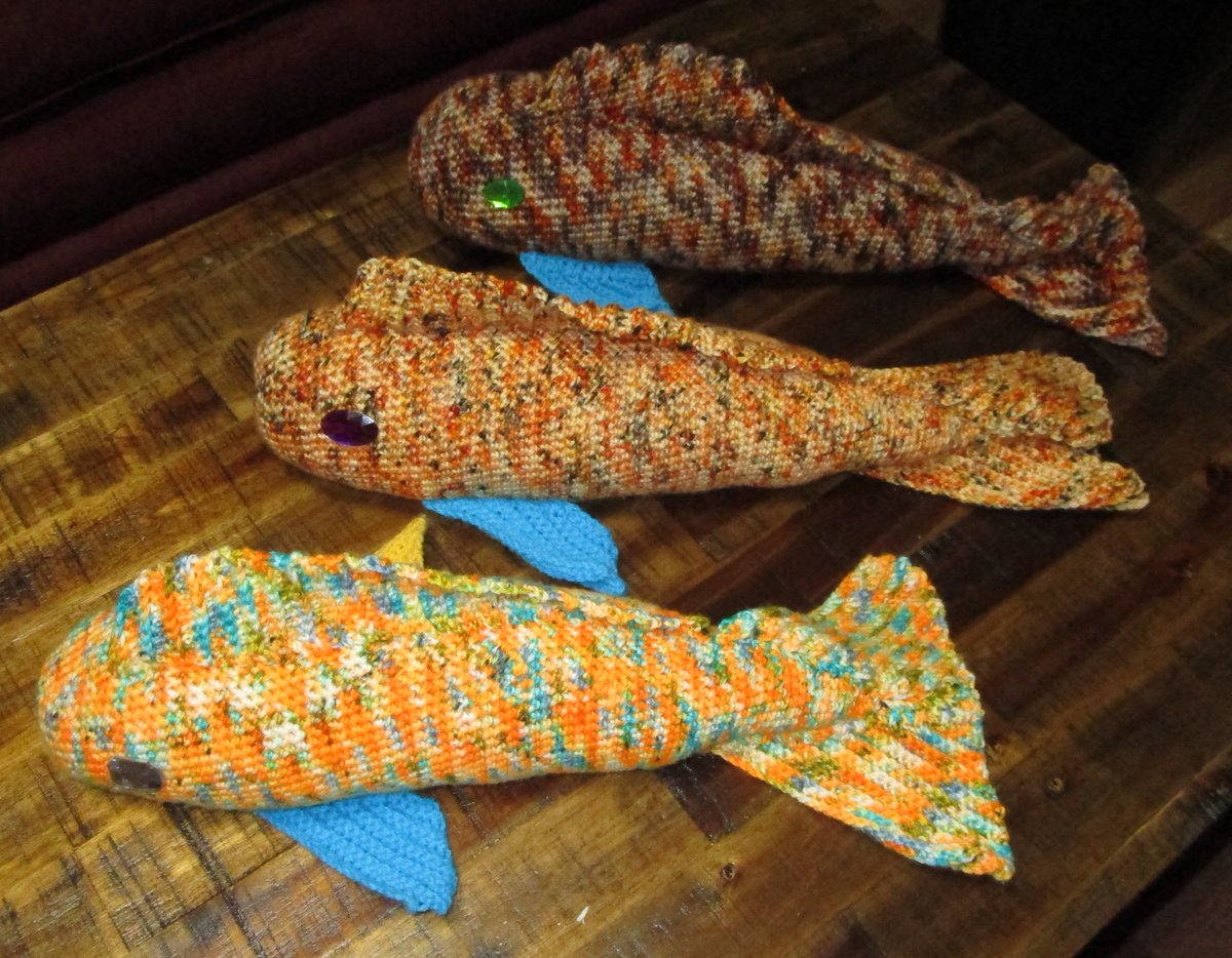 semiluminary's tweet image. Some comfy crocheted koipanions! They're nice, warm friends in this cool autumn weather!

#JosuijiArt