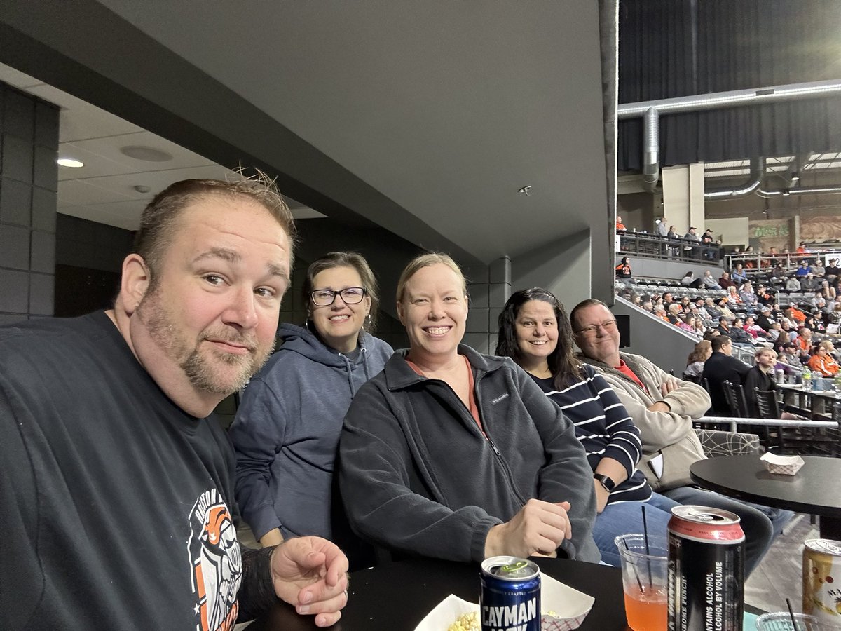 OmahaTeleTom's tweet photo. Home opener with @OmahaLancers hockey 🏒 🥅 #TweetTheHeat 🔥 #RissAdventures https://t.co/sDiwWO9Afm