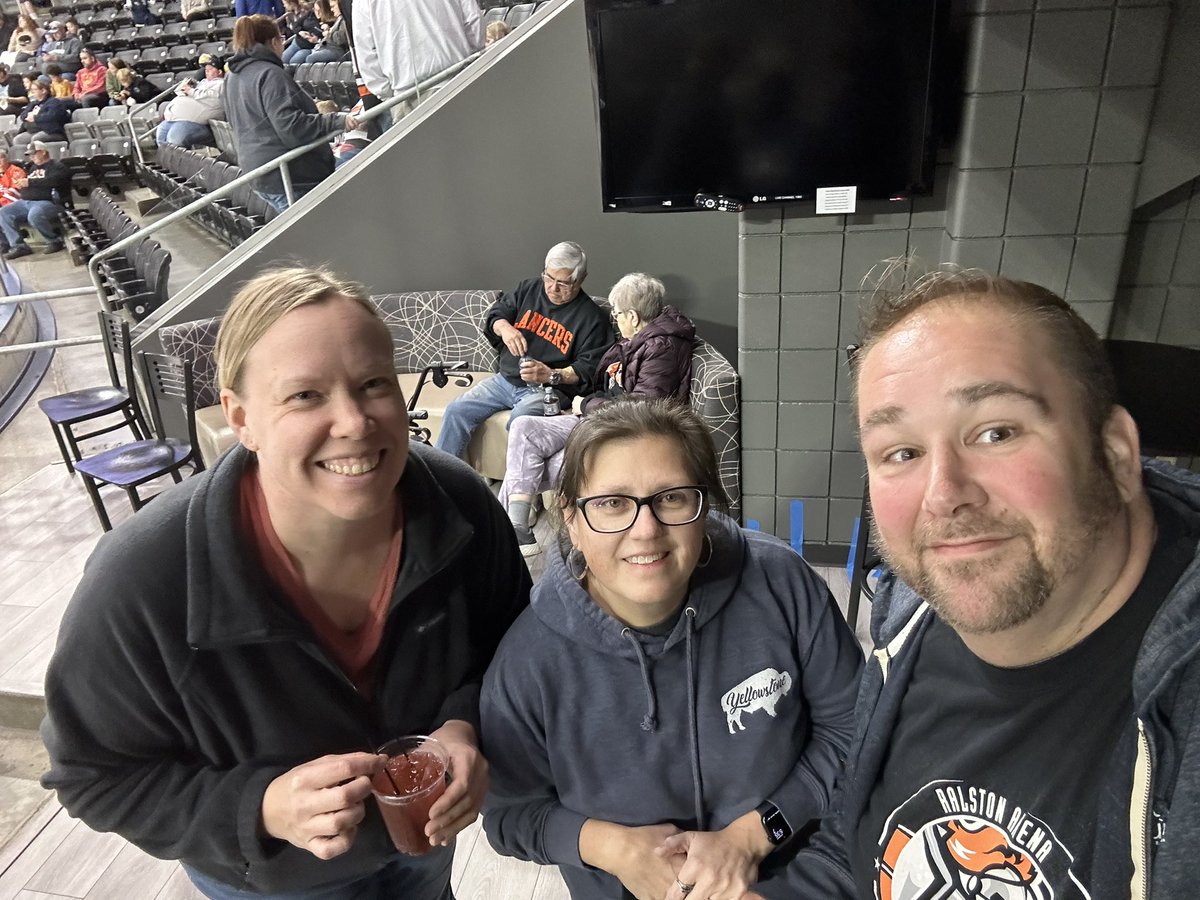 OmahaTeleTom's tweet photo. Home opener with @OmahaLancers hockey 🏒 🥅 #TweetTheHeat 🔥 #RissAdventures https://t.co/sDiwWO9Afm