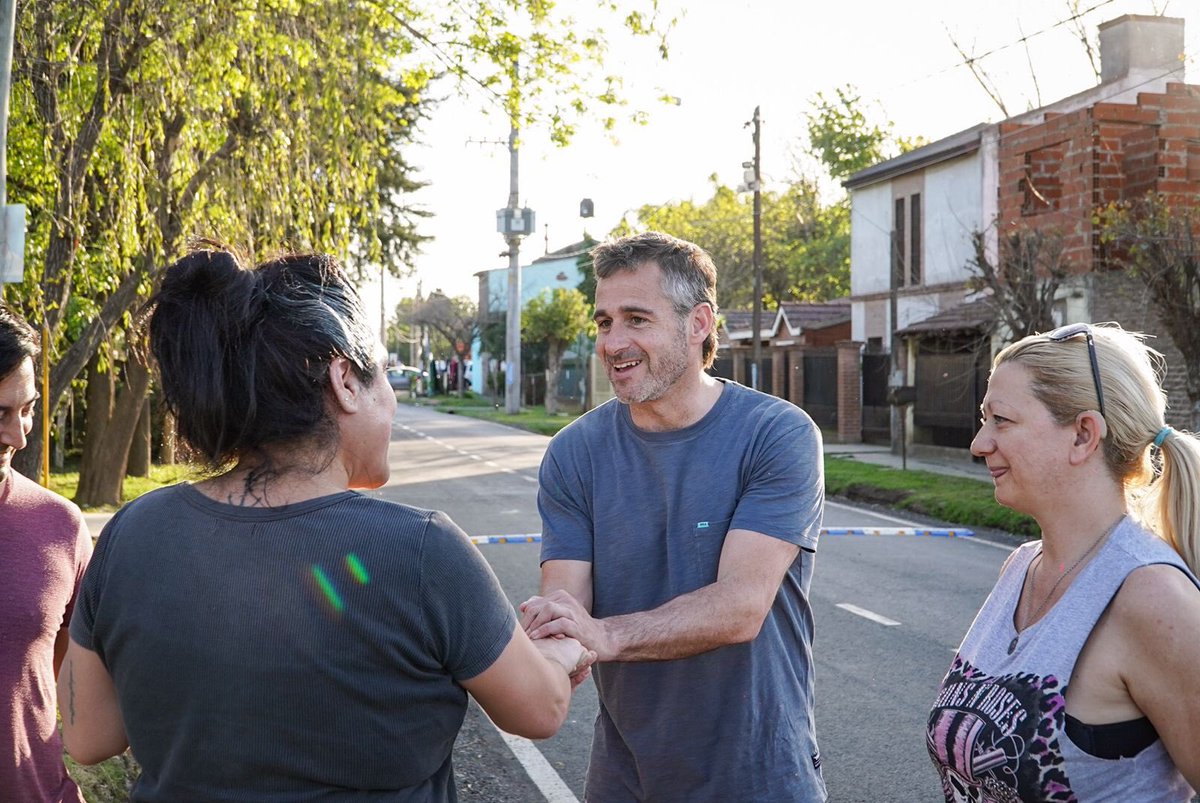FedericoAchaval's tweet image. Hoy caminamos por las nuevas obras que hicimos en el barrio #LaCautiva de #PresidenteDerqui.

Le dijimos a sus vecinos y vecinas que #VamosPorMuchoMás porque queremos que todas nuestras localidades sigan creciendo.